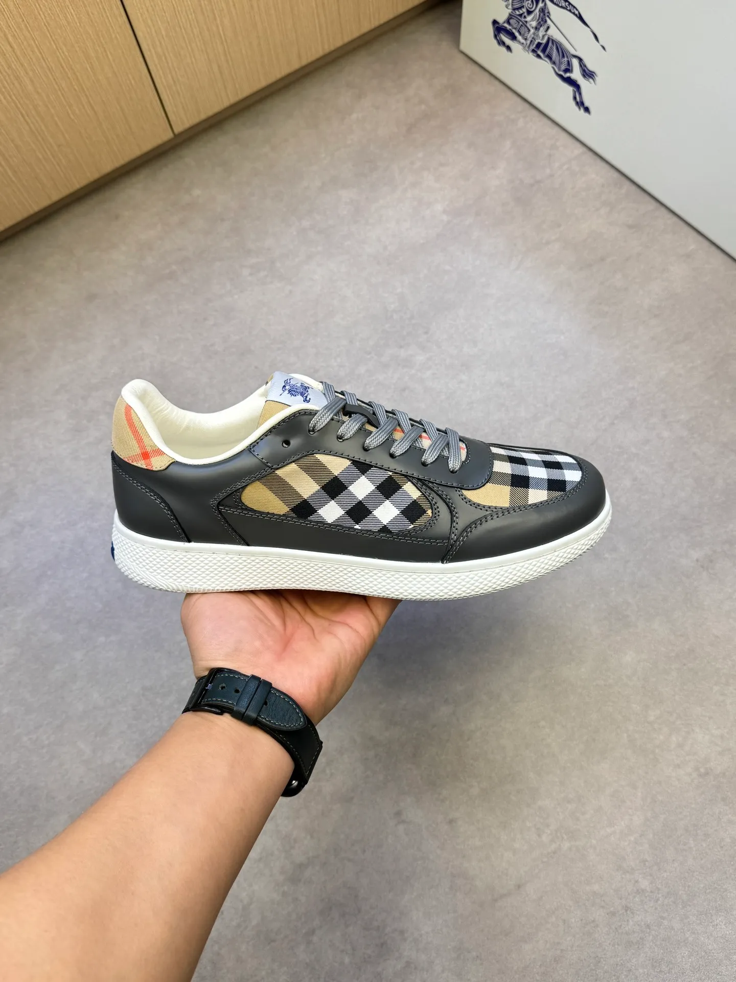 P400 [BURBERRY] Burberry casual sports sneakers - Upper: imported 🔝 open edge beaded calfskin, brand totem cloth, tongue brand cloth label - Inner: water-dyed cowhide - Outsole: ultra-light TPR rubber; two-color molded outsole - Super high quality control·Fine workmanship: highlighted (high-end, extravagance, grade) -Size: 38-44 (Male 45, can be customized)·BBR0372